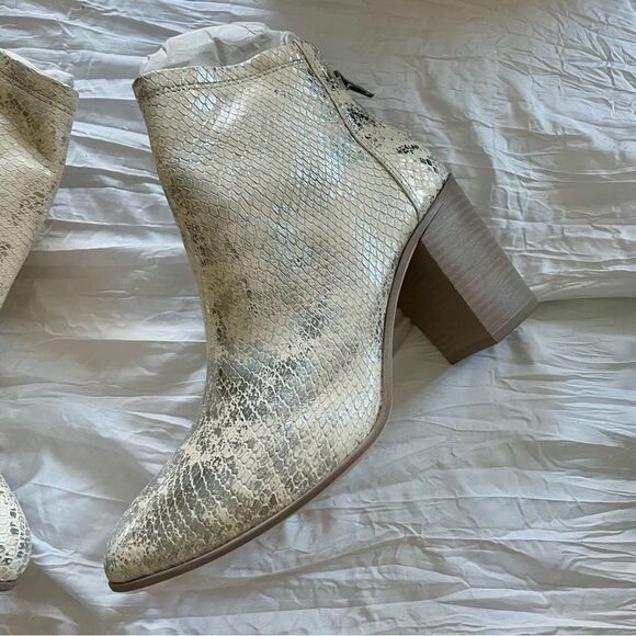 Chocolat Blu Leather Boston Block Heel Silver Cream Snake Booties Size 40 NIB - Picture 3 of 10